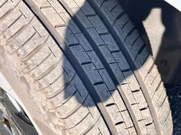 【タイヤの溝】溝も十分残っているので、すぐに交換の必要はありません！溝が一定以上消耗している場合は新品に交換しています！