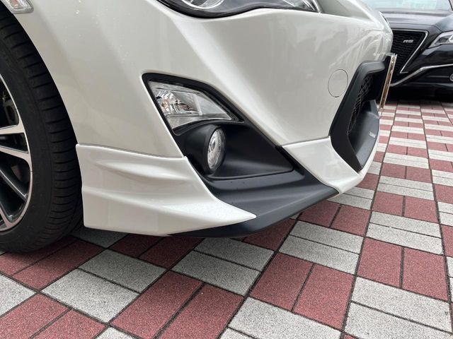 【TRDエアロ】人気のTRDエアロを装備！クルマの外観がよりスタイリッシュになり、街中で存在感あふれる1台に♪将来買い替える時にもリセールに影響しやすく、価値ある人気の装備です！