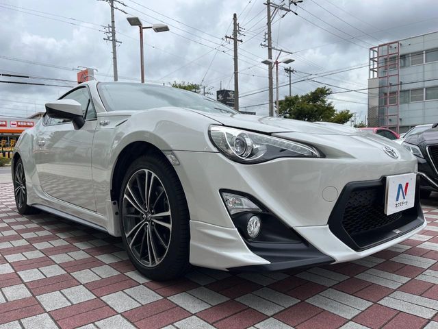 大好評のボディコーティング「弾スプラッシュコート」もご納車までに施工可能。通常のガラスコートと異なる、耐久年数6年の無機質ガラスコーティングが、ボディをキレイな状態に保ってくれます。