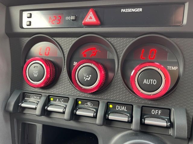 【左右独立型フルオートエアコン】運転席と助手席でそれぞれお好みの温度に設定可能。同乗者にも配慮した、快適な空調をお届け致します。