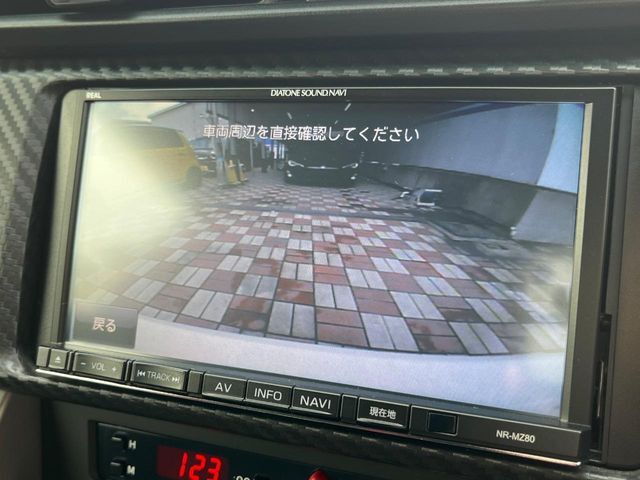 【バックカメラ】駐車時に後方がリアルタイム映像で確認できます。大型商業施設や立体駐車場での駐車時や、夜間のバック時に大活躍！運転スキルに関わらず、今や必須となった装備のひとつです！