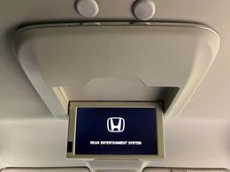 【フリップダウンモニター】大画面モニターで後席でもエンタメをお楽しみいただけます。小さなお子様にも大人気の装備です♪