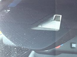 【ホンダセンシング】走行中に前方の車両等を認識し、衝突しそうな時は警報とブレーキで衝突回避と被害軽減をアシスト。より安全にドライブをお楽しみいただけます。