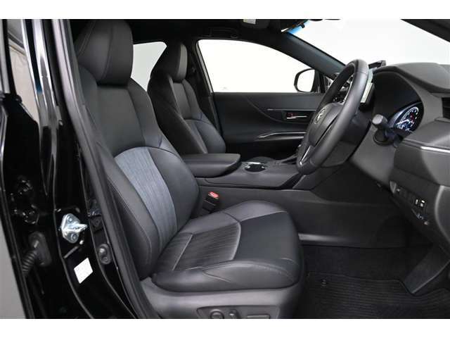 運転席/助手席です。　姿勢が崩れず、正確なステアリング操作が楽しめます。