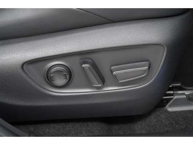 運転席は、前後スライド＋リクライニング＋シート上下＋チルトアジャスターの8ウェイパワーシートで、さらに電動ランバーサポートも装備しています。