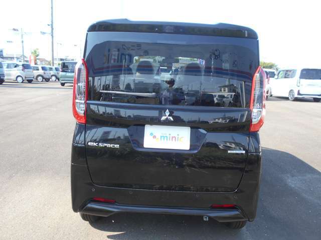 車検工場とは別でオイル館(一般整備工場)もご用意してます。その名の通り、オイル交換やバッテリー交換、タイヤのはめ替え等の一般整備を行います。気軽にアフターサービスもお任せください。