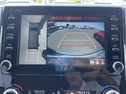 【パノラミックビューモニター】クルマを真上から見下ろした視点で駐車をサポートします。クルマの斜め後ろや真横など、いち早く障害物に気が付くことができます。