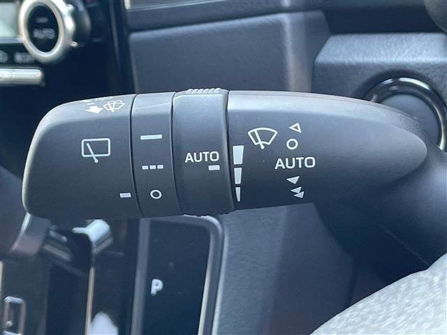 【オートワイパー（AUTO）】雨が降り出した時に、雨滴検出用センサー（レインセンサー）が雨滴を感知すると、自動でワイパーが動作します。