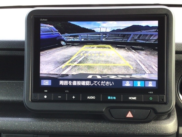 【バックカメラ】運転が苦手な方も車庫入れラクラクです！ギアをリバースに入れれば自動的に切り換わりますので、面倒な操作は不要です♪狭い駐車場もお車を傷つけず安心ですね！