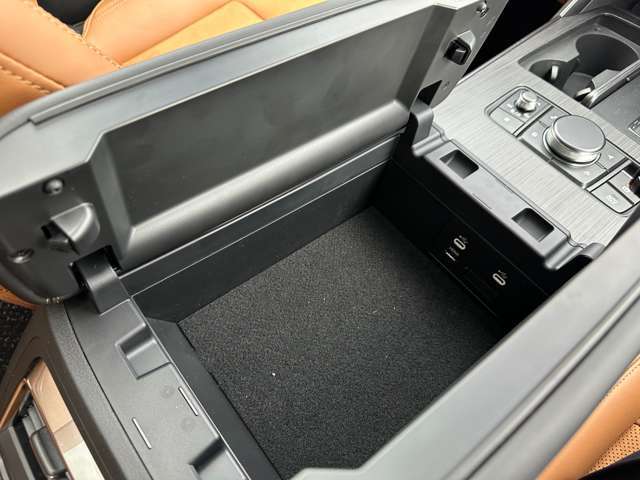肘置き下は小物入れがあります。