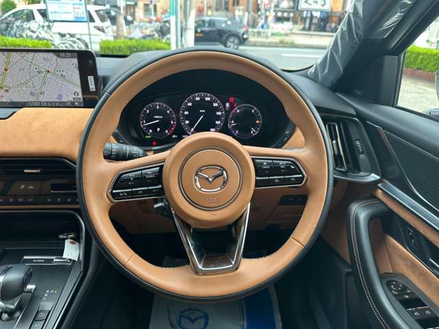 ステアリング左側にはオーディオコントロールスイッチ関係、右側にはクルーズコントロール関係がまとまっていて操作しやすい！