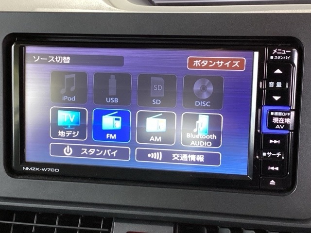 ナビ機能だけでなく、フルセグ、Bluetooth、DVDとCD再生などのオーディオ機能がついています！