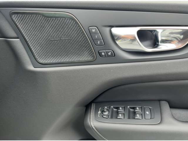 スピーカーにはHarman Kardonが装着されており、重厚なドアから良質な音を奏でます。