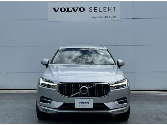 特徴的なT字型のLEDデイタイム・ランニング・ライトは一目でボルボ車とわかる新しいデザインアイコンです。