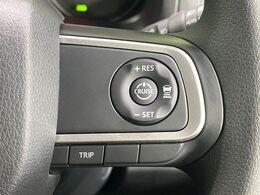 【アダプティブクルーズコントロール】高速道路での長距離走行が楽に！！自動で速度を保つクルーズコントロールが、衝突軽減システムと連携し、前方の車両を感知して車間を保つように速度調節してくれます！！