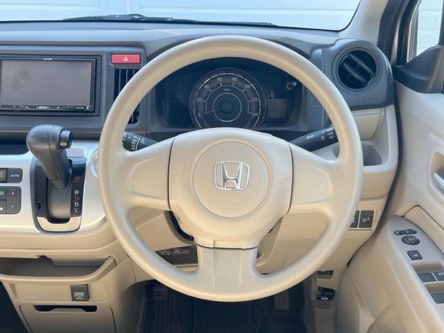 インテリアに合わせたデザインのステアリングは、運転される方のことも考え、運転しやすい形状、大きさです。是非一度、実際に触ってお確かめください。