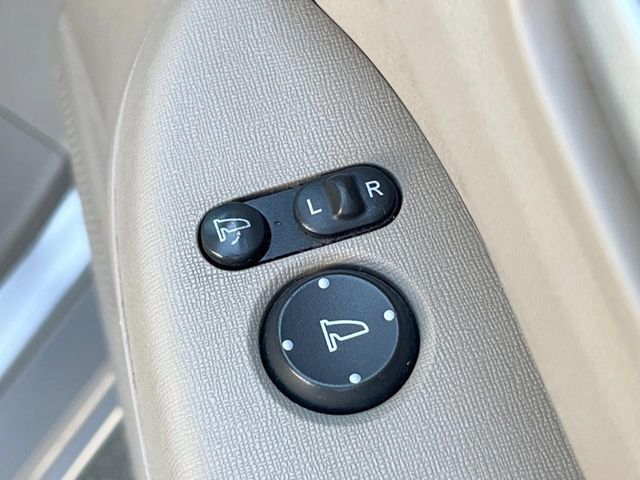 【電動格納ミラー】サイドミラーは電動格納式となっており、狭い駐車場でもキズがつくリスクを抑えられます。