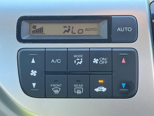 【オートエアコン】一度お好みの温度に設定すれば、車内の温度を検知し風量や温度を自動で調整。暑い…寒い…と何度もスイッチ操作をする必要はありません。快適な車内空間には必須の機能ですね♪