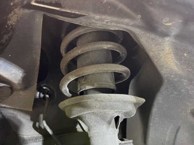 お車を安心してお乗りいただく為には、足回りの定期点検が欠かせません。サービスサポート（有償保証）では無料点検もご提供しており、安心のカーライフをお過ごしいただけるサポート体制が整っています。