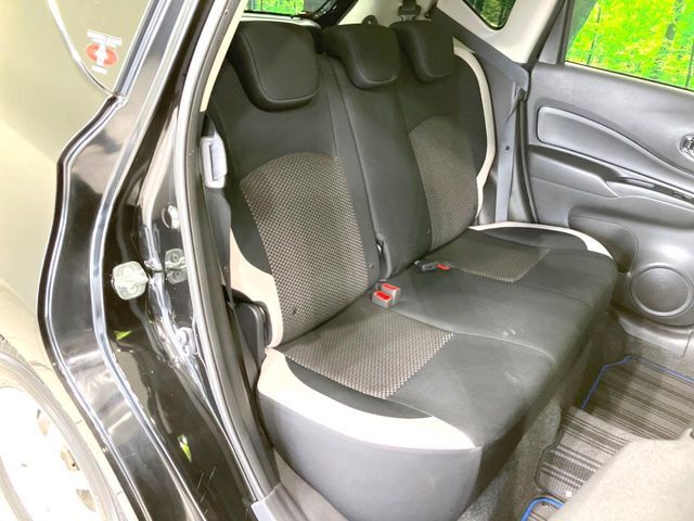 広々とした2列目シートは居住性が高く、居心地も快適！友達や家族とのお出かけにぴったりです。ベビーシートやチャイルドシート使用時も快適にお過ごしいただける十分な空間を確保しています。