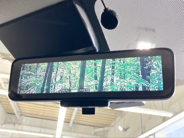 【インテリジェントルームミラー】後席の大きな荷物や同乗者で後方が確認しづらい時でも安心！カメラが撮影した車両後方の映像をルームミラー内に表示。クリアな視界で状況の確認が可能です！