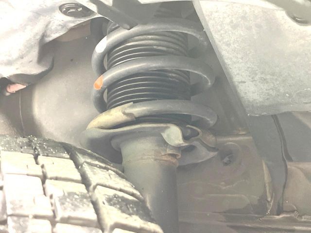 お車を安心してお乗りいただく為には、足回りの定期点検が欠かせません。サービスサポート（有償保証）では無料点検もご提供しており、安心のカーライフをお過ごしいただけるサポート体制が整っています。
