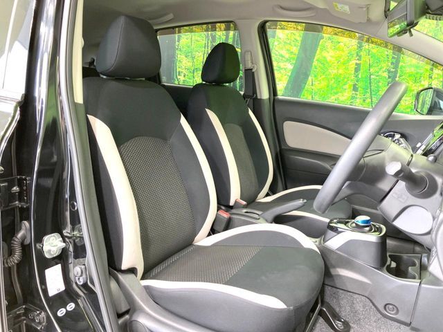 運転席まわりには十分なスペースがあり、大柄な方でもゆったり運転していただける環境です。