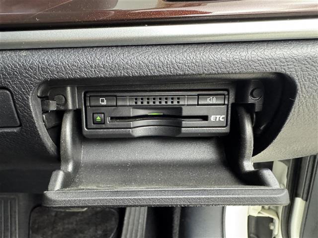 【ETC】有料道路を利用する際に料金所で停止することなく通過できる、ETC車載器（ノンストップ自動料金収受システム機器）が装備されています。セットアップを行うことで利用可能になります。