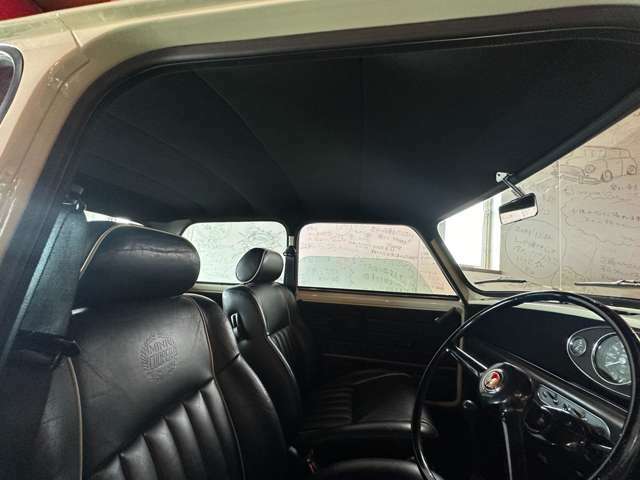 クーパー型押の入った35周年記念限定の新車時オリジナル内装の黒に合わせて天井内張も黒に張替済で統一感が更にUP！