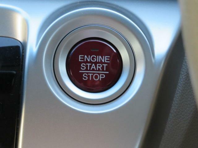 【プッシュスタート】鍵を挿さずにポケットに入れたまま鍵の開閉、エンジンの始動まで行えます。