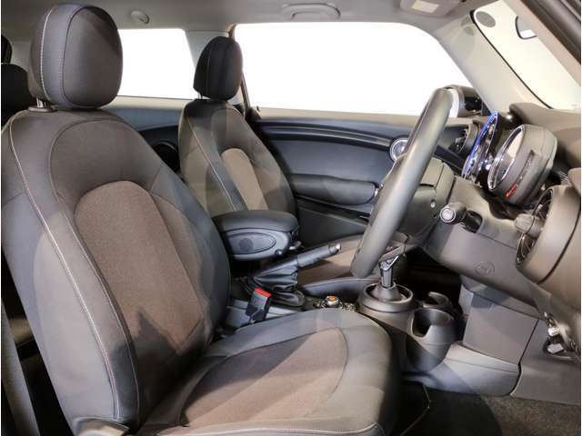 こちらのMINI認定中古車は整備・保証付きでございます。納車前整備費用はお見積書内に別途追加計上する事はございません。認定中古車整備・保証付きのお支払総額でお見積りご確認の上、他店とお比べください！！