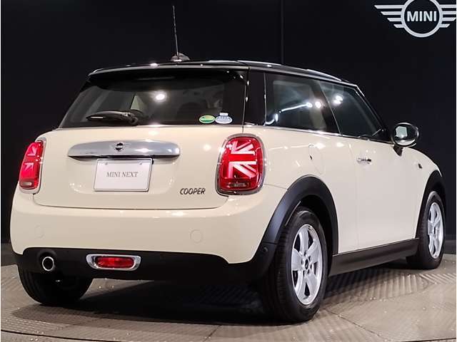 後ろからみても直ぐにMINIだとわかる丸みを帯びたデザインでございます。