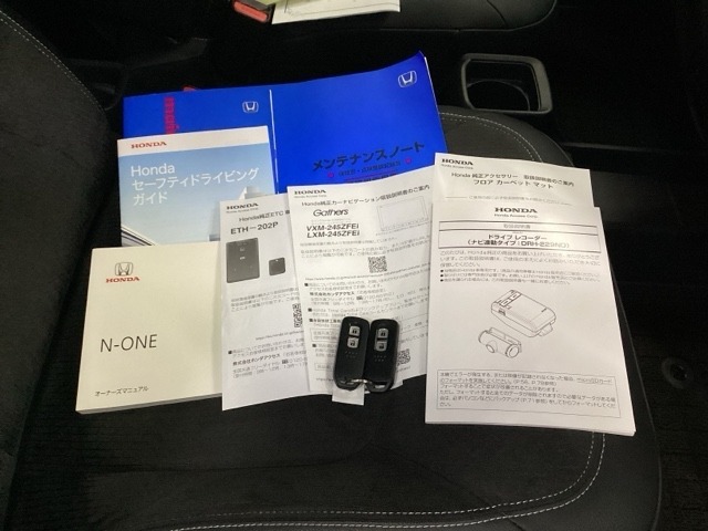 メンテナンスノート【点検整備記録簿・保証書】、取説も揃ってます。スマートキーはバッグなどにしまったままボタン操作でエンジンの始動・停止ができて大変便利です。