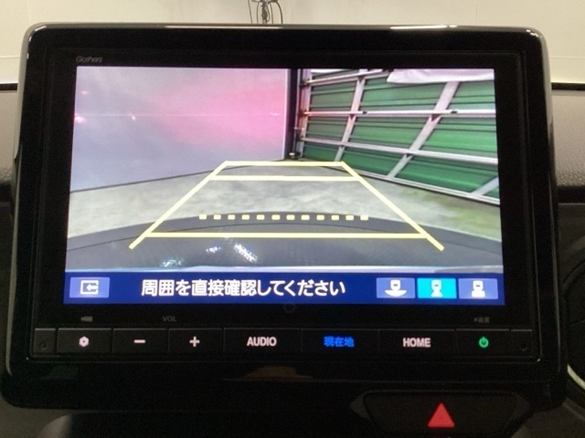 ガイド線表示機能付きのバックカメラで、バックでの車庫入れも安心です。