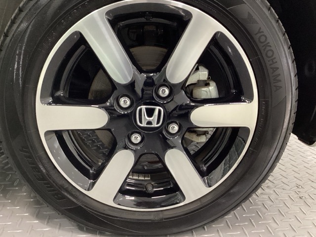 純正アルミホイールです。足元が引き立つので、車全体のイメージがアップしますよ！