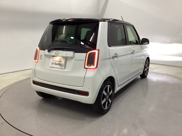 プライバシーガラスが装備されています。外を見るときには気にならずに、後方車両からは車内が見えにくい設計です。