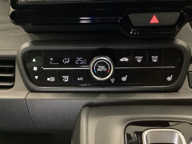 運転席のシートヒーターで寒い日もすぐに温かくなり快適に過ごせます。2段階の温度調整が可能です。