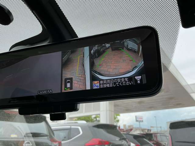 ルームミラーでも見る事の出来るアラウンドビューモニターは、車両周囲360度の映像を提供。駐車や狭い道の走行をサポートし、安全性と便利性が向上します。車庫入れなどの運転のストレスを軽減します。