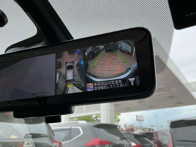 ルームミラーでも見る事の出来るアラウンドビューモニターは、車両周囲360度の映像を提供。駐車や狭い道の走行をサポートし、安全性と便利性が向上します。車庫入れなどの運転のストレスを軽減します。