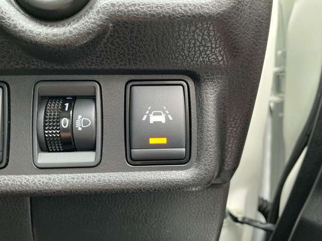 車線逸脱警報です。運転者が意図せずに走行車線から逸脱しそうな場合に警報によって注意を促してくれます。写真左のセーフティ・シールドスイッチで警報音をOFFにすることも可能です。