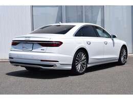 Audi A8 には、最新のセーフティ機能やドライバーアシスタンスシステムが充実しています。全方位の安全性を確保するアウディ プレセンス360やアダプティブドライビングアシスタントがその一例です。