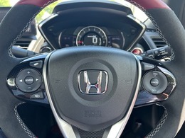ハンドル左側にはオーディオコントローラーがついております。右側にはクルーズコントロール機能などのボタンがついており、高速道路走行時の負担を軽減します。