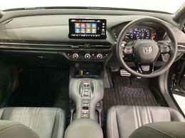 車内は光触媒抗菌消臭施工済です。インパネ周りはスタイリッシュなデザインで機能や装備も充実しています。グローブボックスやカップホルダーのほかにトレーなどたくさんの収納スペースが付いています。
