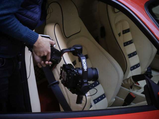 Bプラン画像：自動車専門カメラマンによる映像作品を制作！複数台・並走・空撮等オプションございます。