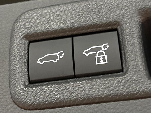 【パワーバックドア】スマートキーや運転席のボタンを押すだけでリアゲートが自動で開閉します！荷物を持っている時や、高い位置にあるバックドアを閉める際に便利な機能です♪
