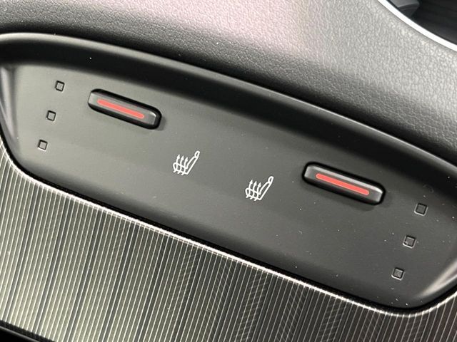 【シートヒーター】寒い日に重宝するシートヒーター！エアコンより早く温まってくれるので寒がりの人も安心ですね♪エアコンの温風は乾燥するから苦手、という方にもをおすすめです。