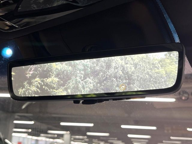 【デジタルインナーミラー】後席の大きな荷物や同乗者で後方が確認しづらい時でも安心！カメラが撮影した車両後方の映像をルームミラー内に表示。クリアな視界で状況の確認が可能です！