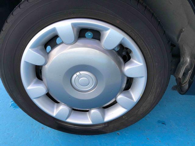 フルホイールキャップ付き。タイヤの溝も問題ありません。