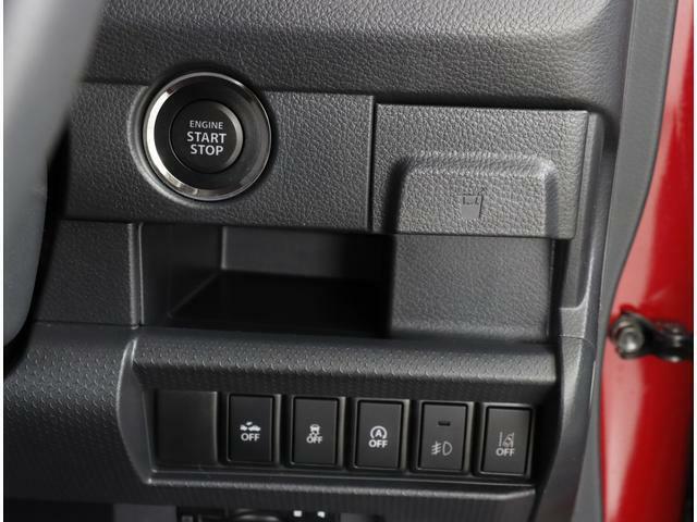 ボタンでエンジン始動が可能な、プッシュスタート機能搭載！もしもの時の、盗難警報装置イモビライザーも同時に装備されております！ キーレスのボタン、もしくは、ドアハンドルのスイッチセンサーで開閉可能です！