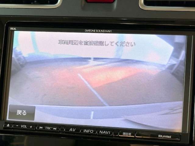 バックカメラがついて後方確認が簡単にできます！苦手としている車庫入れ等も安心して出来ますね！凄く需要の高い装備ですので、最初から付いていれば言う事なしですよね！？
